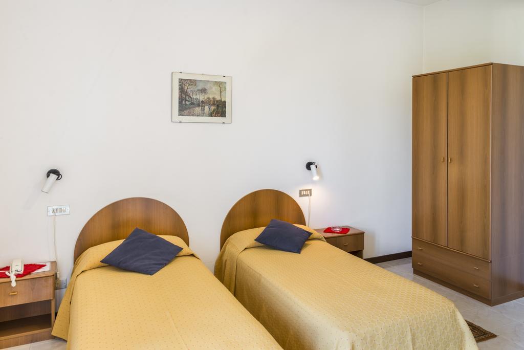Hotel Cristina San Rocco di Piegara ภายนอก รูปภาพ