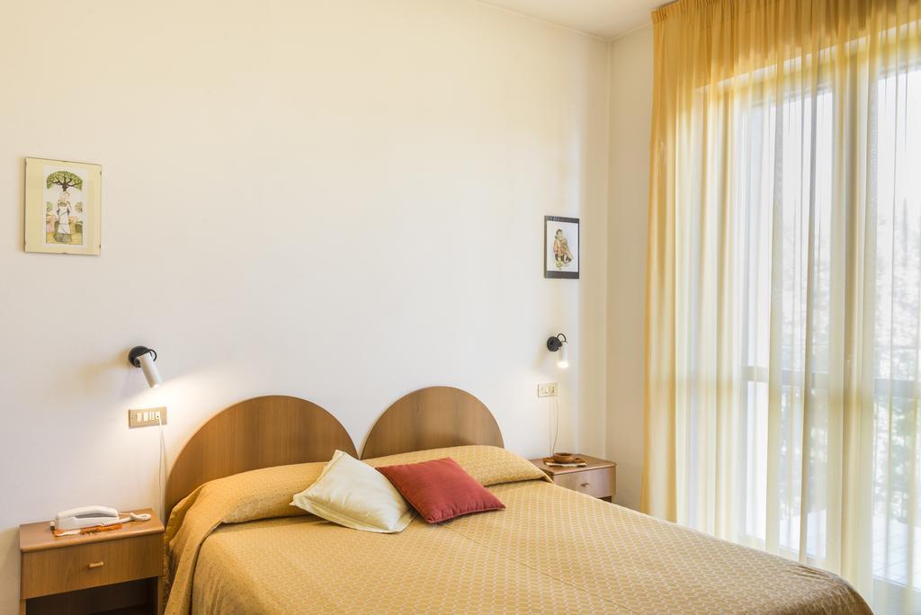 Hotel Cristina San Rocco di Piegara ภายนอก รูปภาพ